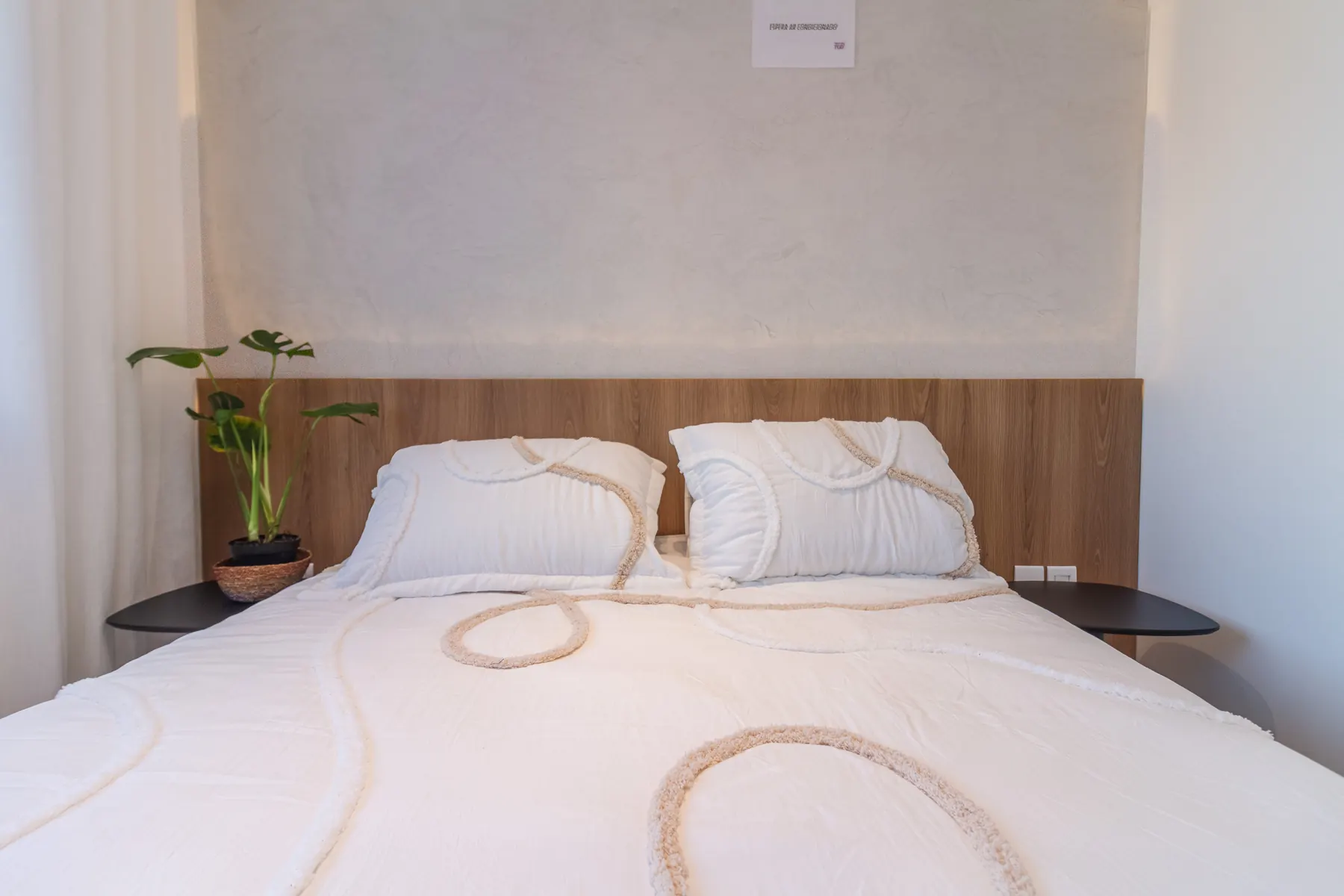 Suíte do decorado de 2 dormitórios, com cabeceira em madeira