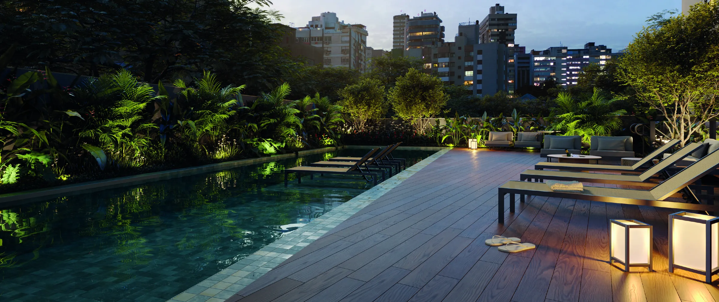 Piscina com deck de madeira, espreguiçadeiras e jardim iluminado ao anoitecer